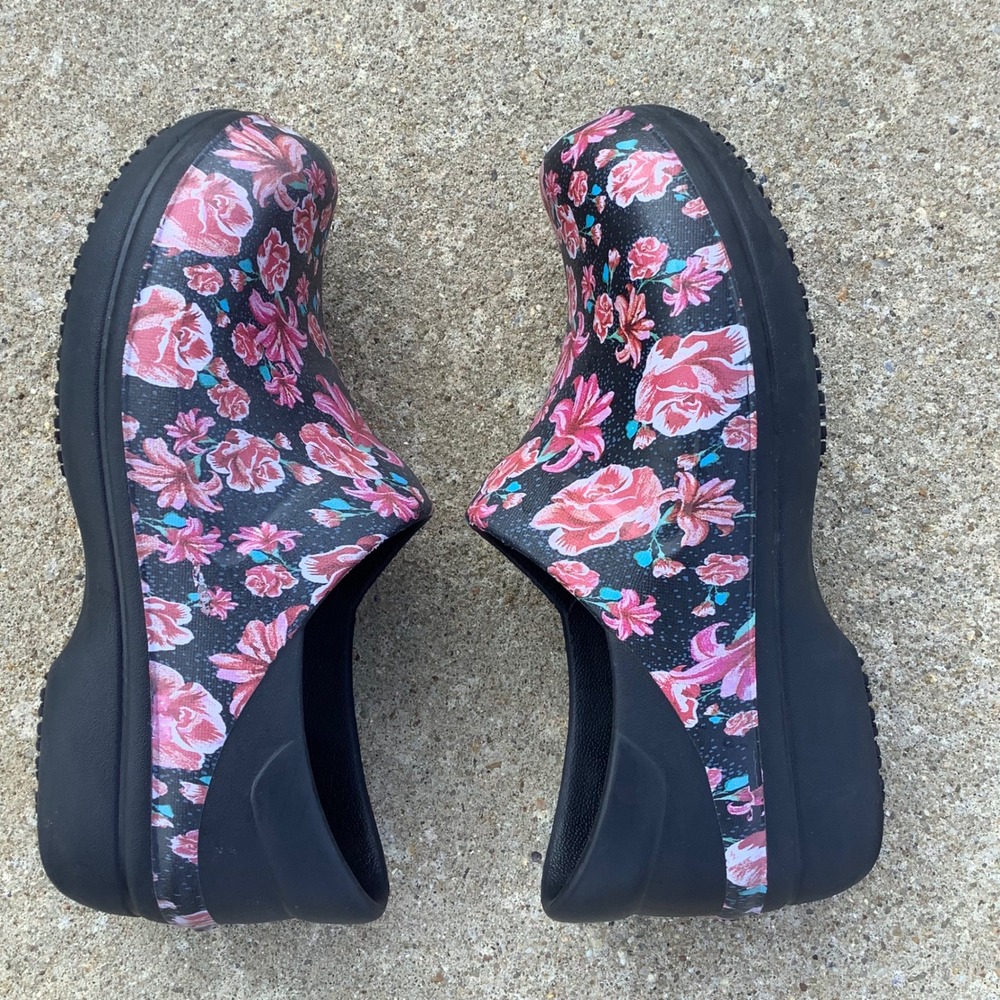 Crocs Neria Pro II Floral Clogs Womens 6 Black Rose Slip Resistant Work Shoes